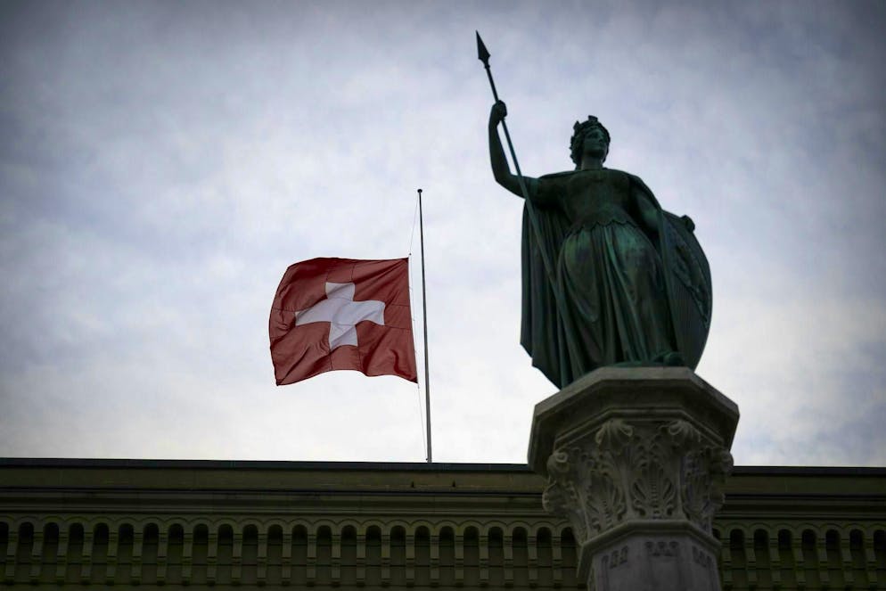 La bandiera svizzera sventola a mezz'asta a Berna dopo il disastro dell'incendio di Crans-Montana.