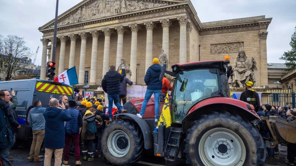 Gli agricoltori protestano davanti all'Assemblée Nationale