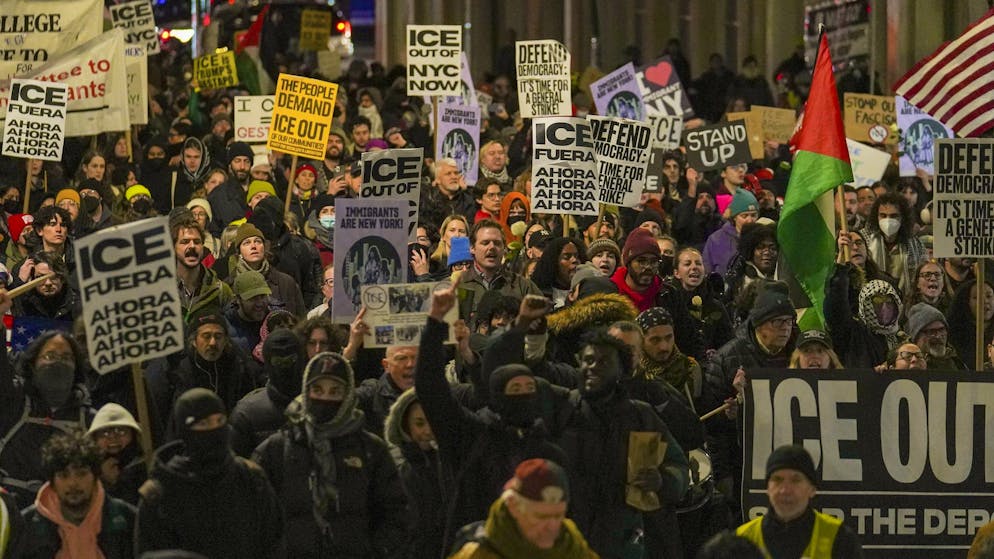 In New York gingen am Mittwochabend Menschen auf die Strasse, um gegen die Erschiessung einer Frau durch einen ICE-Beamten in Minneapolis zu protestieren.