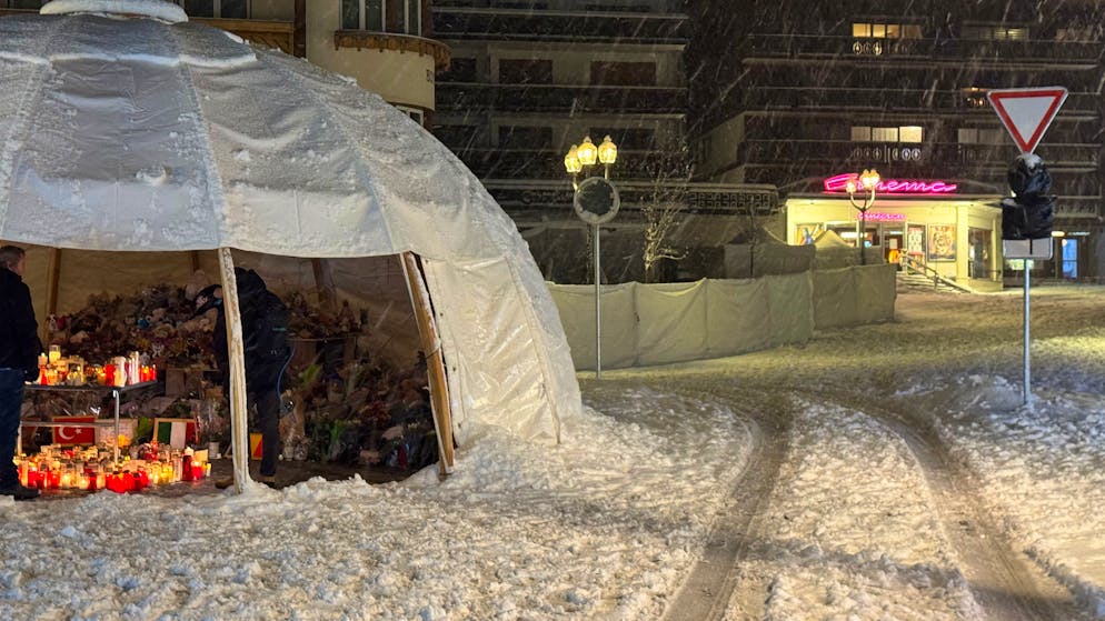 Tragödie in Crans-Montana VS. Gedenkstätte wird aus Sicherheitsgründen verlegt +++ Kondolenzbuch mit 23'000 Einträgen