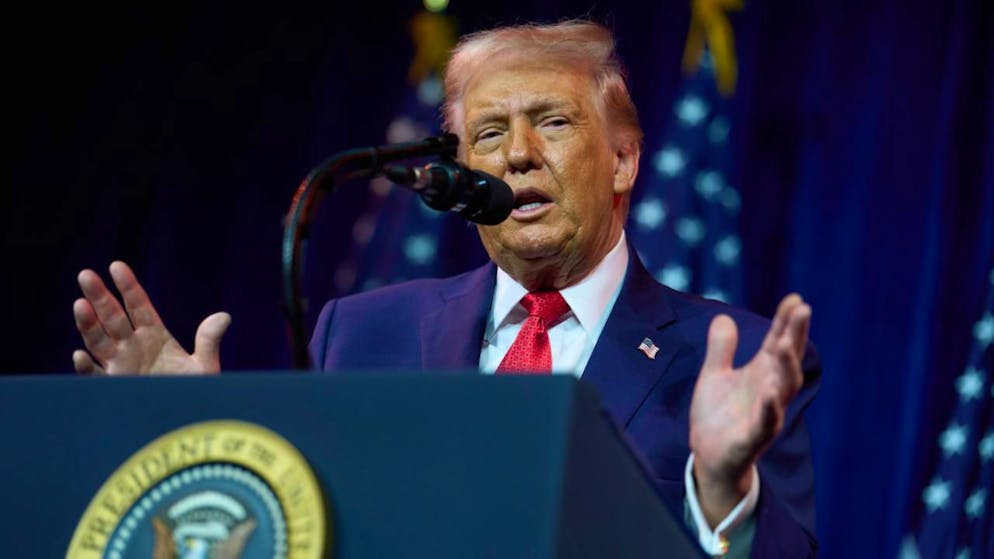 US-Präsident Donald Trump geht die Aufrüstung des eigenen Landes nicht schnell genug voran. Er will auf Verbote setzen, um Kapital in den Unternehmen zu halten. (Archivbild)