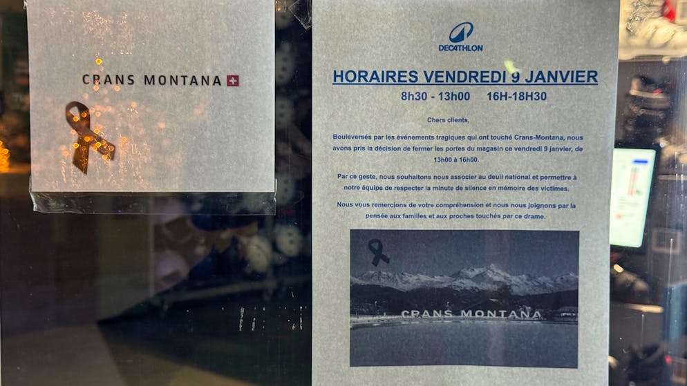 An vielen Geschäften hing ein Blatt mit der schwarzen Schleife. Sie steht für Trauer, Gedenken und Anteilnahme.