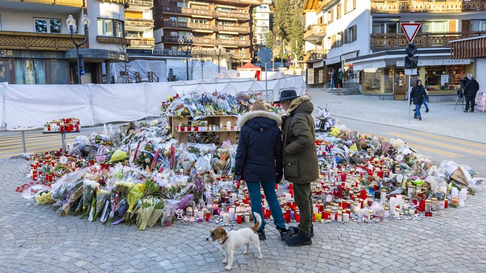 Blumen und Kerzen vor der Bar «Le Constellation» in Crans-Montana. (Archivbild)