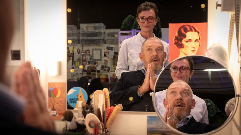 «Tatort» im Check: Was hat es mit der Endlos-Sanierung der Kölner Oper auf sich?. Maskenbildnerin Britt Maier (Bettina Engelhardt) gilt als «das Ohr» des Ensembles. Kommissar Freddy Schenk (Dietmar Bär) lässt sich einen Termin bei der Mitarbeiterin geben.