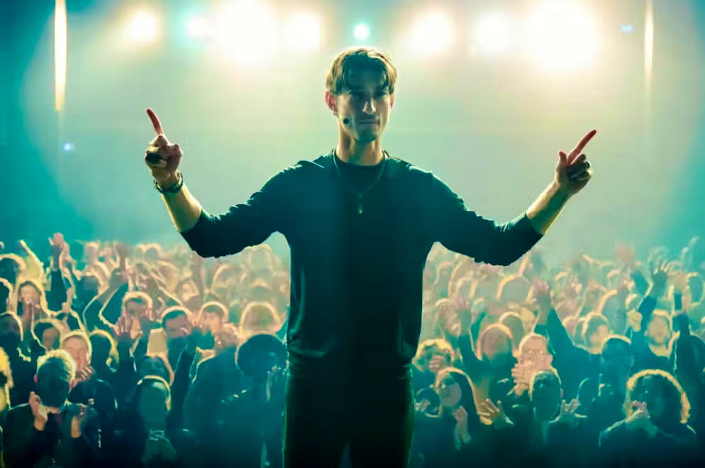 Gourou. Dans «Gourou», Pierre Niney incarne Mathieu Vasseur, un coach en développement personnel.