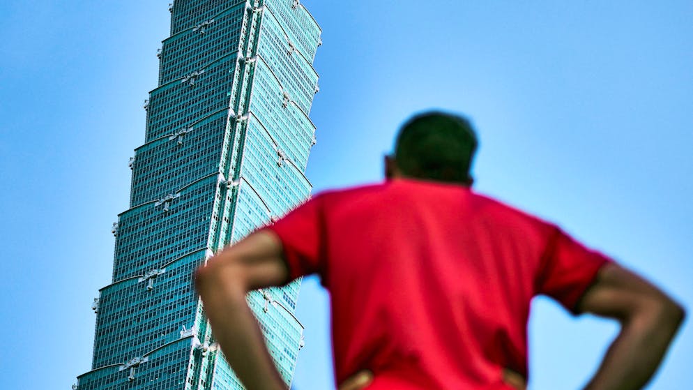Climber scales high-rise building unsecured. If he falls, he dies - and the world watches in real time