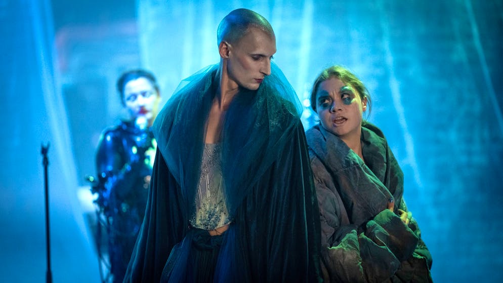 «Tatort» im Check: Was hat es mit der Endlos-Sanierung der Kölner Oper auf sich?. Der exzentrische Sänger – und Mensch – David Deycks (Marcel Jacqueline Gisdol) und Valerie Schmitt (Hannah Schiller) proben für eine Metal-Oper.