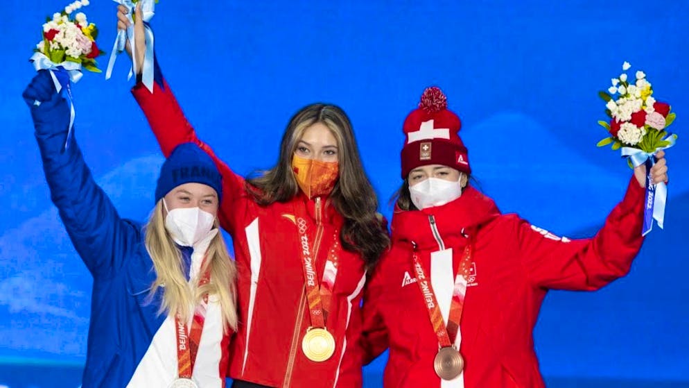 In Beijing 2022, Tess Ledeux (left) stood on the Olympic podium in Big Air together with the victorious local hero Eileen Gu and the Swiss bronze medal winner Mathilde Gremaud