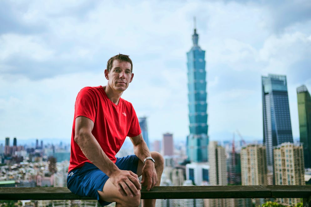 Alex Honnold in Taipei, Taiwan. Im Hintergrund das Hochhaus, das er am 23. Januar erklimmt.