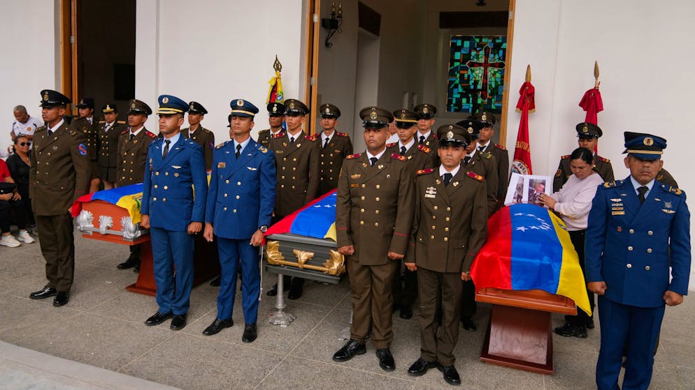 Militärangehörige stehen neben den Särgen von Soldaten, die beim US-Angriff auf Venezuela getötet wurden. (7. Januar 2026).