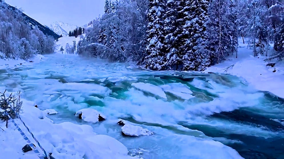 Naturgewalt in China. Touristen fliehen vor Sturzflut mit Eisbrocken