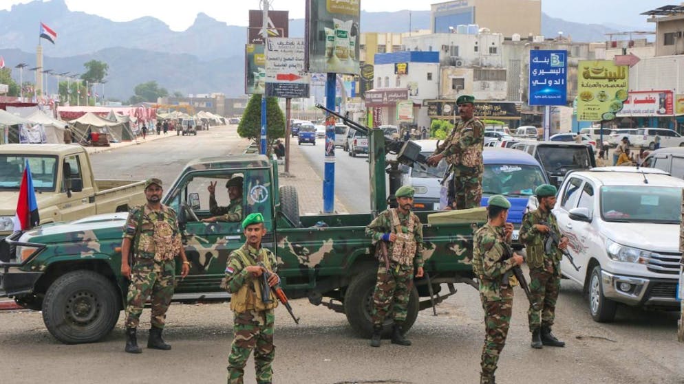 ARCHIV - Südjemenitische Soldaten des Südlichen Übergangsrats (STC) stehen an einem Kontrollpunkt in Aden. Neue Angriffe im Süden des Jemen befeuern die Sorge vor einer weiteren Eskalation in dem Bürgerkriegsland. Foto: -/AP/dpa
