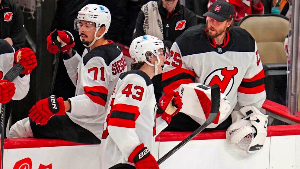Die Formkurve der New Jersey Devils, hier mit Jonas Siegenthaler (links), zeigt stark nach unten