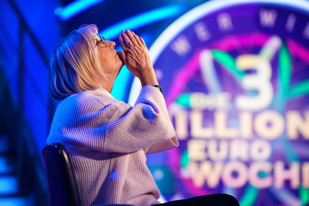 «WWM»: «Pechvogel»-Kandidatin stürzt bei WWM zum zweiten Mal ab. Ob beten da half? Ellen Zarghami hatte in der 3-Millionen-Euro-Woche bereits 16'000 Euro erspielt, um sie im Finale erneut zu riskieren. Sie war einer der Glückspilze des Abends, denn sie verwandelte ihre 16'000 Euro in 100'000 Euro. Laut ihrer Tochter war eines ihrer Erfolgsrezepte: Quizshows gucken.