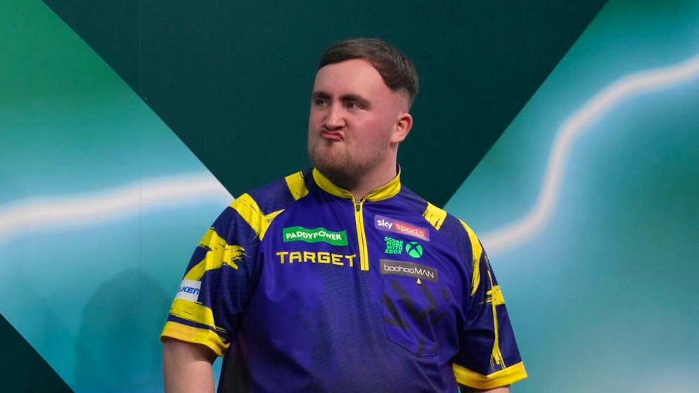 Luke Littler vergoldet seinen WM-Titel.