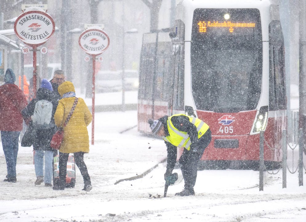 Intempéries. Un employé des transports publics dégage les rails du tramway pendant une chute de neige à Vienne, en Autriche, le 9 janvier 2026. (Photo de Joe Klamar / AFP)