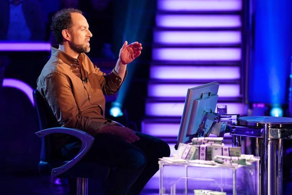 «WWM»: «Pechvogel»-Kandidatin stürzt bei WWM zum zweiten Mal ab. Kevin Kevenhörster ist HNO-Arzt aus Bochum. Er erspielte in der Special-Woche 16'000 Euro. Diese Summe musste der Kandidat allerdings am Freitag riskieren, um am Finalabend erneut auf dem Ratestuhl Platz nehmen zu dürfen. Ein riskantes Unterfangen, doch die Risikobereitschaft lohnte sich für ihn: Er ging mit 20'000 Euro.