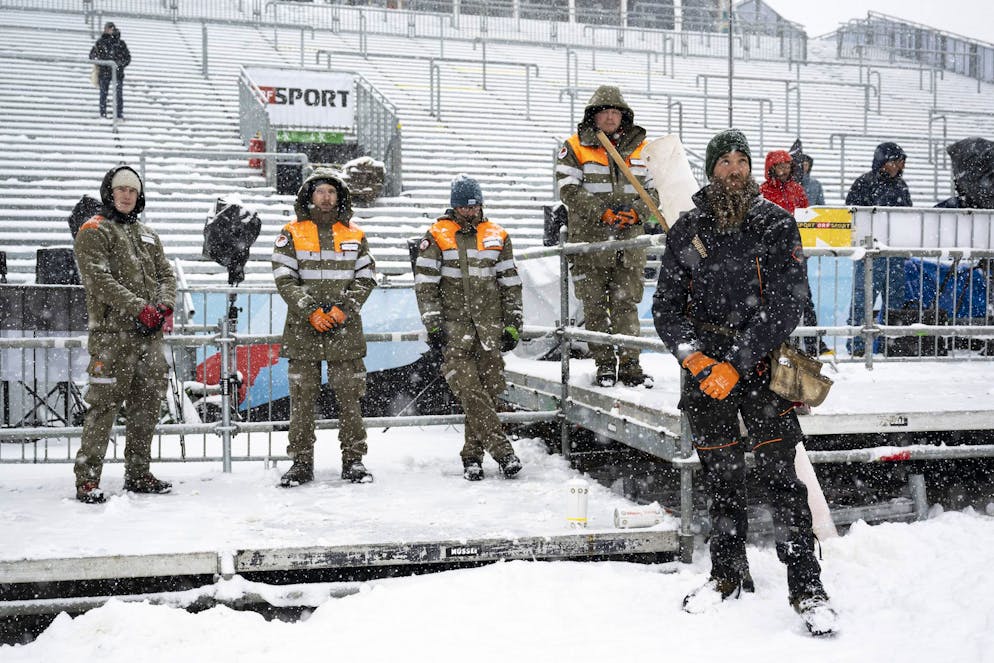 La Suisse pleure. Le personnel et les membres de la protection civile observent une minute de silence à la mémoire des victimes lors de la journée nationale de deuil qui fait suite à l'incendie meurtrier du bar « Le Constellation », la veille du slalom géant de la Coupe du monde de ski alpin FIS, dans la zone d'arrivée, à Adelboden, en Suisse, le vendredi 9 janvier 2026.