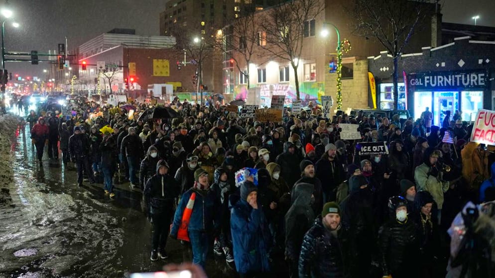 Des manifestants sont descendus dans les rues de Minneapolis après qu'une femme a été tuée par un agent de l'immigration.