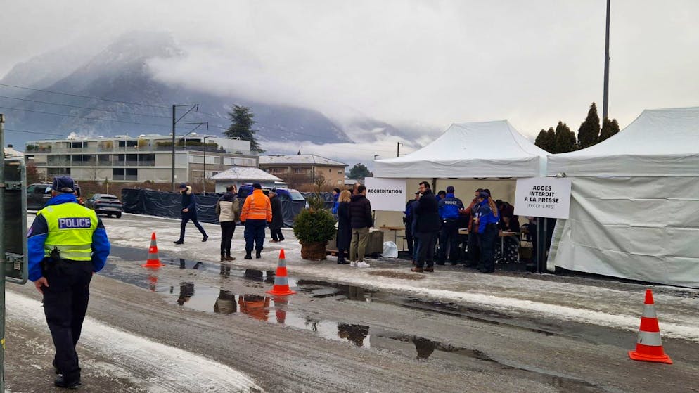 Crans-Montana, inferno a Capodanno. Molti poliziotti all'entrata del Cerm di Martigny.
