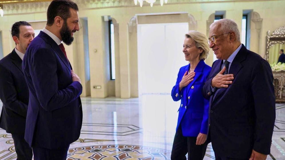HANDOUT - Syrian interim President Ahmed al-Sharaa (l) welcomes EU Commission President Ursula von der Leyen and the President of the European Council, António Costa, in Damascus. Photo: Uncredited/European Commission/AP/dpa - ATTENTION: For editorial use only in connection with current reporting and only with full citation of the above credit