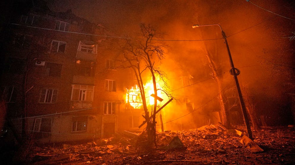 Ein Wohngebäude in Krywyj Rih brennt nach einem russischen Angriff in der Nacht von Donnerstag.