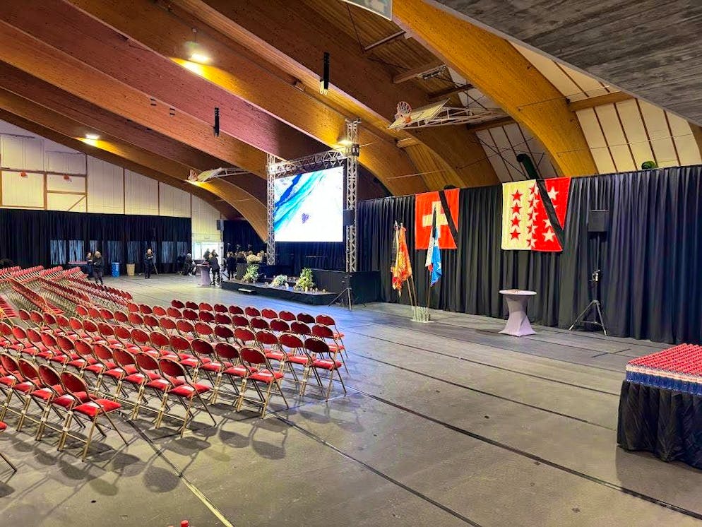 The Swiss and Valais flags with mourning ribbons.
