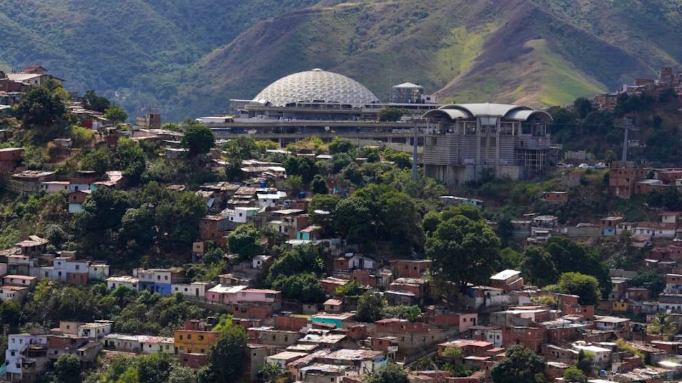 «El Helicoide», das Hauptquartier des venezolanischen Geheimdienstes. Die venezolanische Regierung hat die Freilassung einer großen Zahl venezolanischer und ausländischer Gefangener angekündigt. Foto: Matias Delacroix/AP/dpa