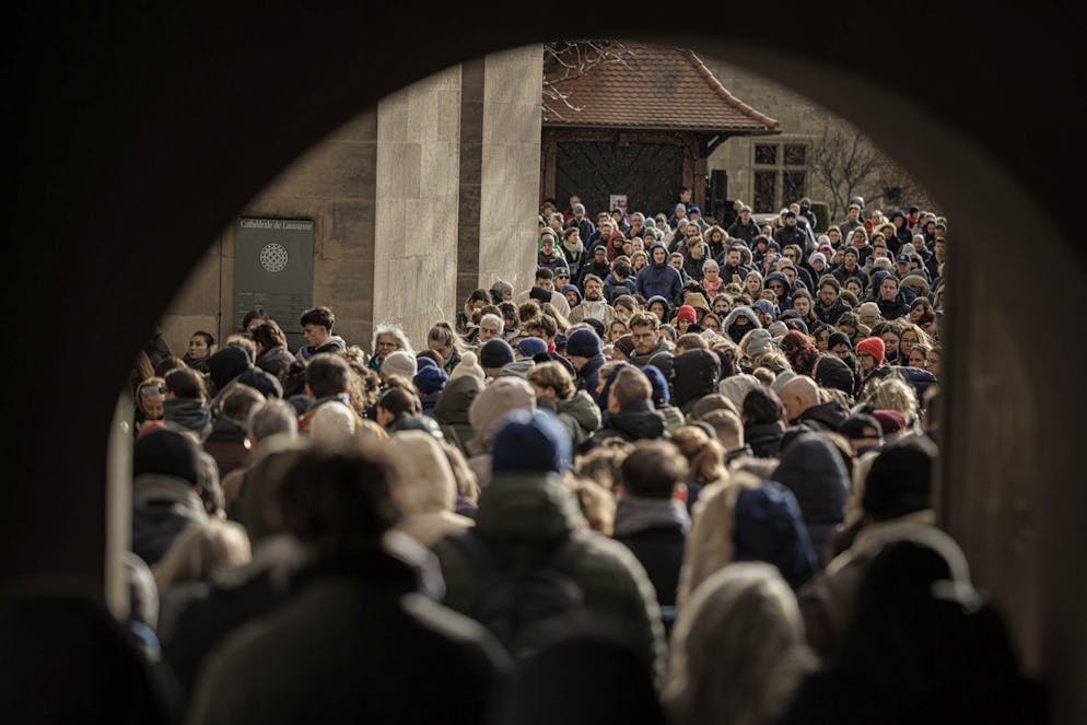 Nationaler Trauertag in Gedenken an die Opfer von Crans-Montana: Die Bilder. Zahlreiche Menschen sammeln sich vor der Kathedrale in Lausanne.
