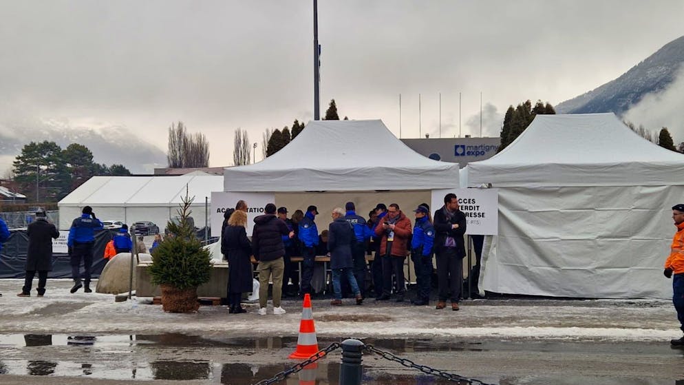 Nationaler Trauertag in Gedenken an die Opfer von Crans-Montana: Die Bilder. Vorbereitungen in Martigny am Morgen vor dem offiziellen Trauerakt.