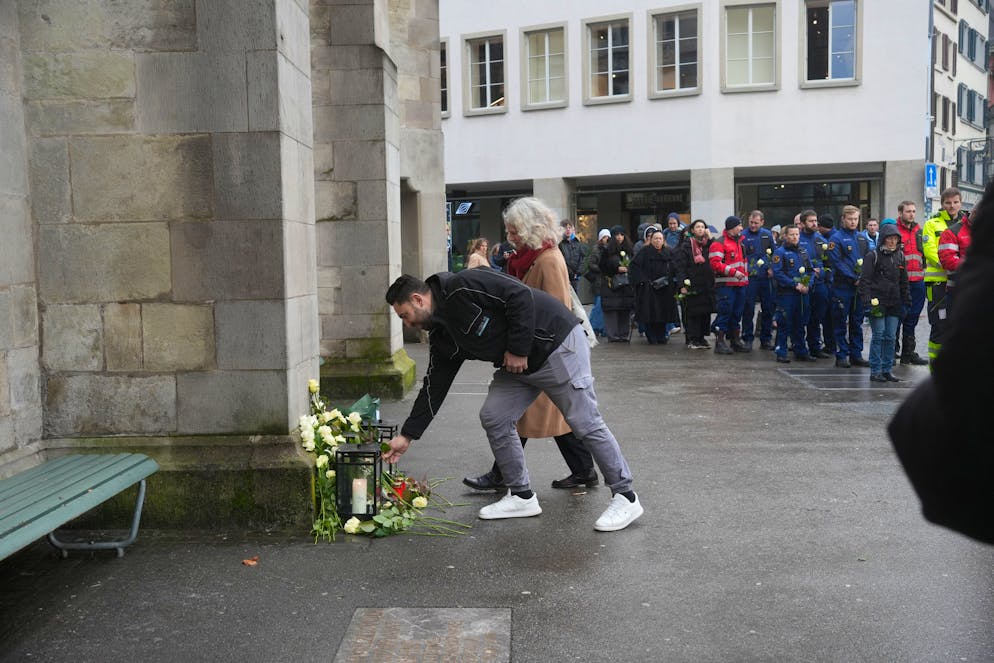 Fraumünster Gedenkanlass Crans-Montana. Menschen gedenken beim Zürcher Fraumünster den Toten von Crans-Montana. 