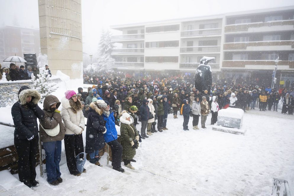 Nationaler Trauertag in Gedenken an die Opfer von Crans-Montana: Die Bilder. Viele Leute halten vor der St. Christopher Kapelle in Crans-Montana inne.