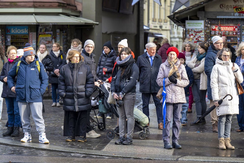 Nationaler Trauertag in Gedenken an die Opfer von Crans-Montana: Die Bilder. In Bern stehen Passanten auf den Strassen still für die Schweigeminute.