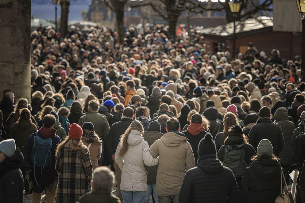 La Suisse pleure. Les gens observent une minute de silence lors d'une cérémonie commémorative à l'occasion de la journée nationale de deuil après l'incendie meurtrier du bar « Le Constellation » à Crans-Montana, à la cathédrale de Lausanne, en Suisse, le vendredi 9 janvier 2026.