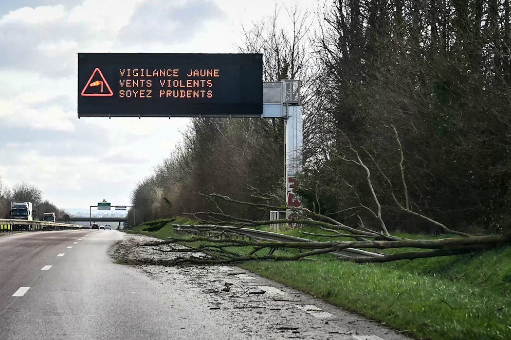 Intempéries. Un arbre gît sur la route nationale N13 sous un panneau routier indiquant « alerte jaune, vents violents, restez vigilant » après le passage de la tempête Goretti près de Sainte-Mère-Église, dans le nord-ouest de la France, le 9 janvier 2026.
