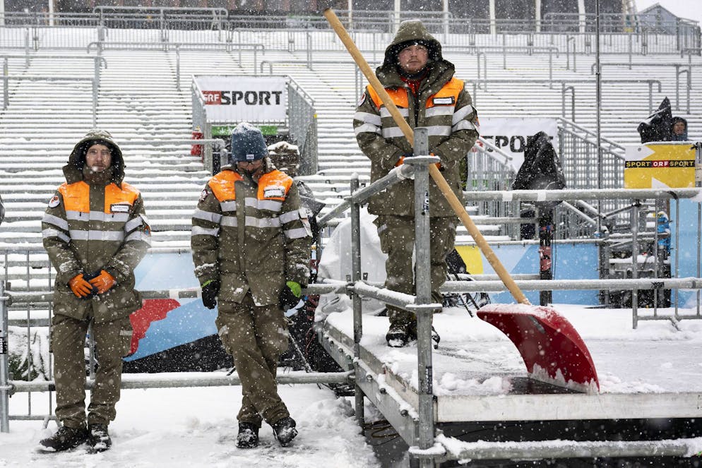 Nationaler Trauertag in Gedenken an die Opfer von Crans-Montana: Die Bilder. Zivilschützer, die für den Ski-Weltcup in Adelboden im Einsatz sind, halten inne.