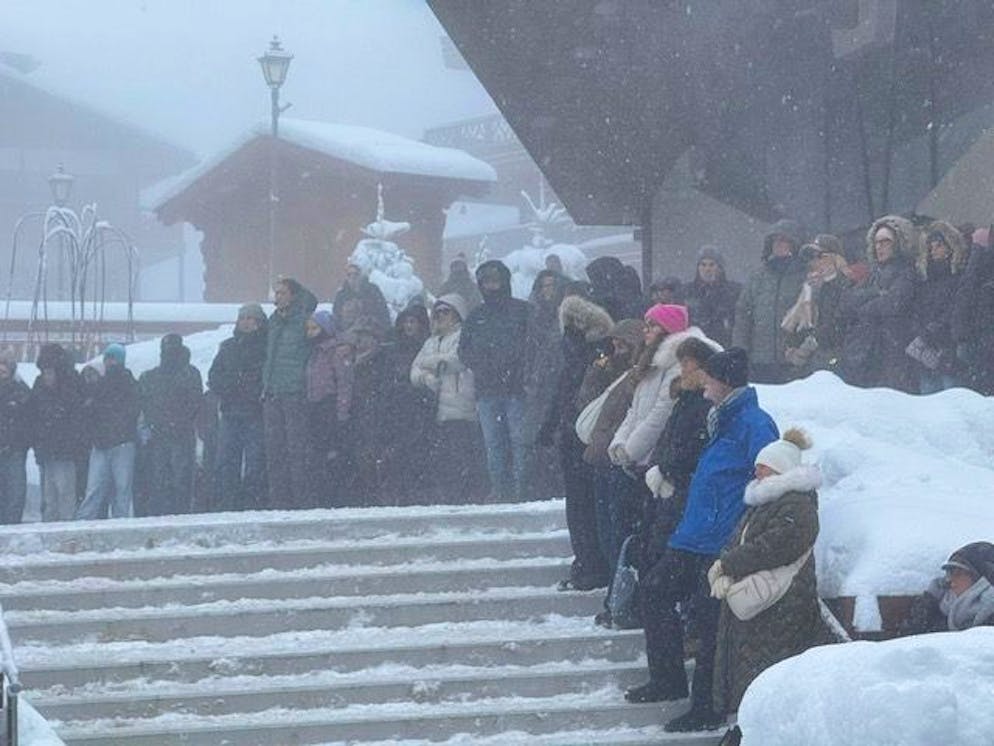 Nationaler Trauertag in Gedenken an die Opfer von Crans-Montana: Die Bilder. Viele Gäste sind trotz heftiger Schneefälle in Crans-Montana zur Gedenkfeier gekommen.
