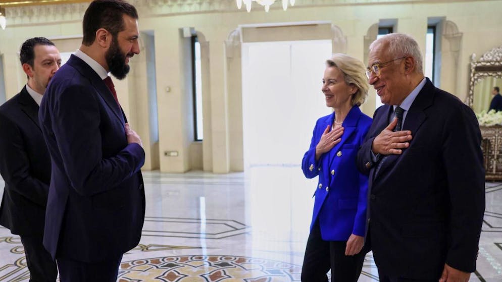 HANDOUT - Der syrische Übergangspräsident Ahmed al-Scharaa (l) begrüßt EU-Kommissionspräsidentin Ursula von der Leyen und den Präsidenten des Europäischen Rates, António Costa, in Damaskus. Foto: Uncredited/European Commission/AP/dpa - ACHTUNG: Nur zur redaktionellen Verwendung im Zusammenhang mit der aktuellen Berichterstattung und nur mit vollständiger Nennung des vorstehenden Credits