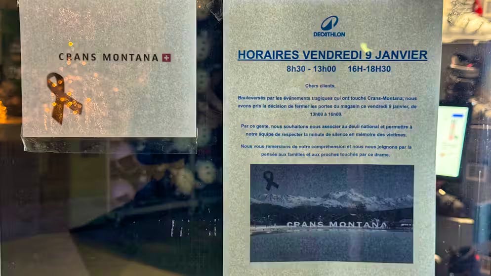 In molti negozi è affisso un foglio con un nastro nero. Simboleggia il lutto, il ricordo e la partecipazione.