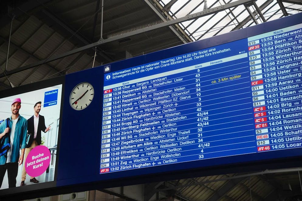 Die Tafel am HB weist auf die Schweigeminute hin.