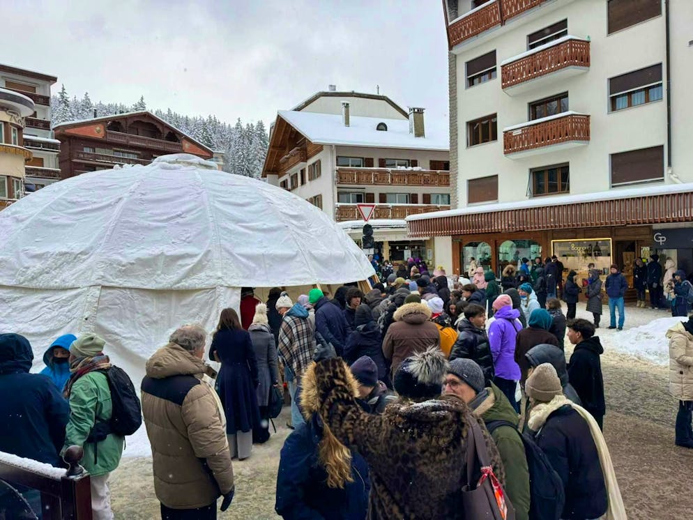 Numerous mourners at the "Le Constellation" bar in Crans-Montana. 
