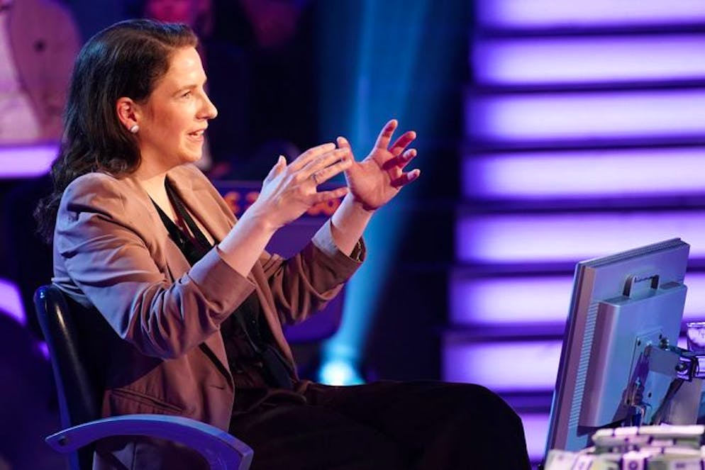 «WWM»: «Pechvogel»-Kandidatin stürzt bei WWM zum zweiten Mal ab. Hilleken Zeineddine setzte beim Finale sogar 32'000 Euro aufs Spiel. Als Poker-Fan war sie gewohnt, Risiken abzuschätzen. Doch drei Millionen Euro waren auch für sie noch einmal eine andere Nummer. Dafür reichte es nicht ganz: Sie erspielte 107'000 Euro. Ein neuer Pokerkoffer mit Keramik-Chips sollten drin, sein, fand ihr Mann.