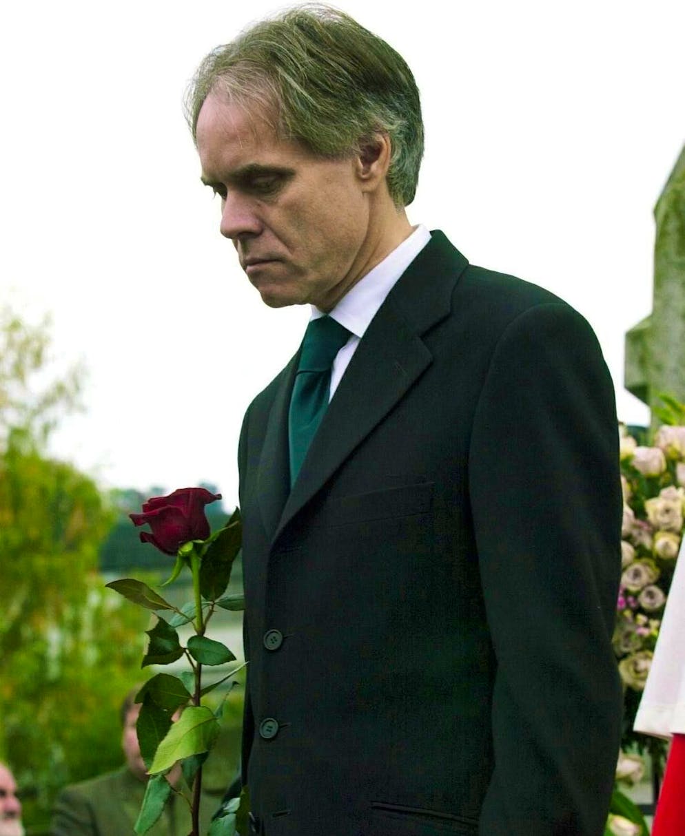 Il Presidente della Confederazione Moritz Leuenberger tiene in mano una rosa durante la commemorazione delle vittime della follia omicida nel Consiglio cantonale di Zugo. L'assassino Friedrich Leibacher sparò a 14 politici il 27 settembre 2001 e poi si tolse la vita.