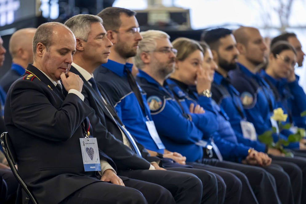 La Suisse pleure. Frédéric Gisler, commandant de la police cantonale valaisanne, accompagné d'agents de police valaisans, assiste à la cérémonie commémorative officielle et à la journée nationale de deuil à la suite de l'incendie meurtrier qui a ravagé le bar « Le Constellation » à Crans-Montana, au centre d'exposition et de congrès Martigny Expo (CERM), à Martigny, en Suisse, le vendredi 9 janvier 2026.