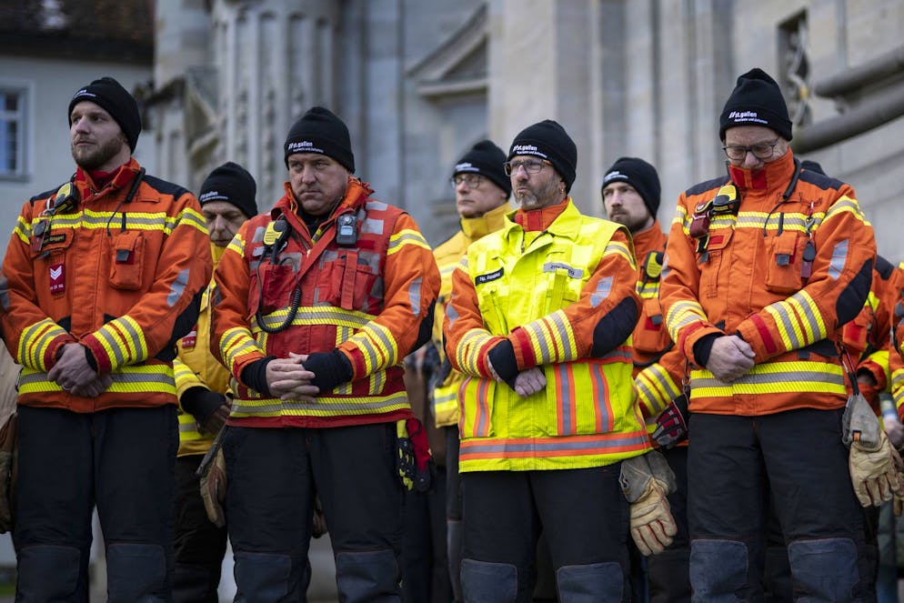 La Suisse pleure. Les pompiers se rassemblent pour une minute de silence lors d'une cérémonie commémorative et de la journée nationale de deuil à la suite de l'incendie meurtrier qui a ravagé le bar « Le Constellation » à Crans-Montana, sur la Klosterplatz devant l'abbaye de Saint-Gall, à Saint-Gall, en Suisse, le vendredi 9 janvier 2026.