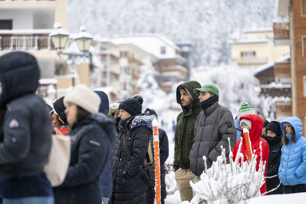 La Suisse pleure. Les gens regardent sur un écran géant la cérémonie commémorative officielle lors de la journée nationale de deuil qui a suivi l'incendie meurtrier du bar « Le Constellation » à Crans-Montana, en Suisse, le vendredi 9 janvier 2026.