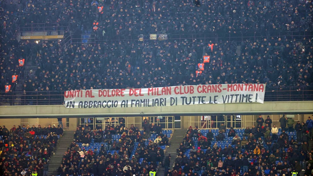Fans von AC Mailand präsentierten beim Match gegen CFC Genua am Donnerstag in Mailand ein Spruchband im Gedenken an die Opfer der Brandkatastrophe in Crans-Montana.