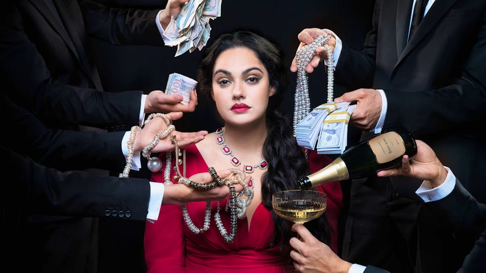 Ruja Ignatova (Nilam Farooq), oft als Krypto-Queen bezeichnet, verschwand 2017 spurlos und steht heute auf der Fahndungsliste des FBI. Sie gilt als eine der meistgesuchten Frauen des Planeten. Weltweit investierten Millionen Menschen in OneCoin. Der Gesamtschaden wird auf mehrere Milliarden Euro beziehungsweise Dollar geschätzt.