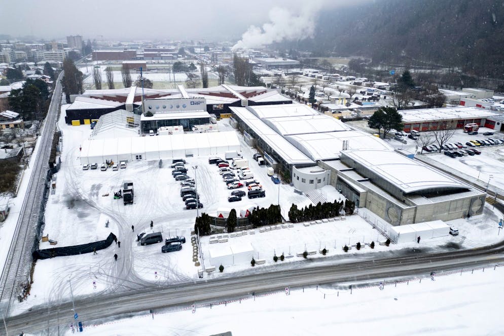 Il centro espositivo e congressuale CERM, Martigny Expo, è in fase di allestimento per la cerimonia commemorativa ufficiale di venerdì, a seguito del tragico incendio divampato nel bar «Le Constellation» a Crans-Montana, a Martigny, in Svizzera, giovedì 8 gennaio 2026. 40 persone, per lo più adolescenti, hanno perso la vita e 116 sono rimaste gravemente ferite nell'incendio del bar «Le Constellation» durante i festeggiamenti di Capodanno nella località turistica svizzera di Crans-Montana, nelle Alpi.