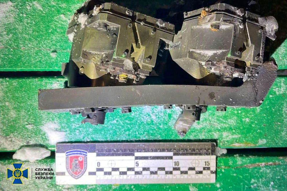 Cette photo fournie par les services de sécurité ukrainiens le vendredi 9 janvier 2026 montre un fragment qui serait issu d'un missile balistique hypersonique russe à moyenne portée Oreshnik qui a frappé la région de Lviv. (Services de sécurité ukrainiens via AP)